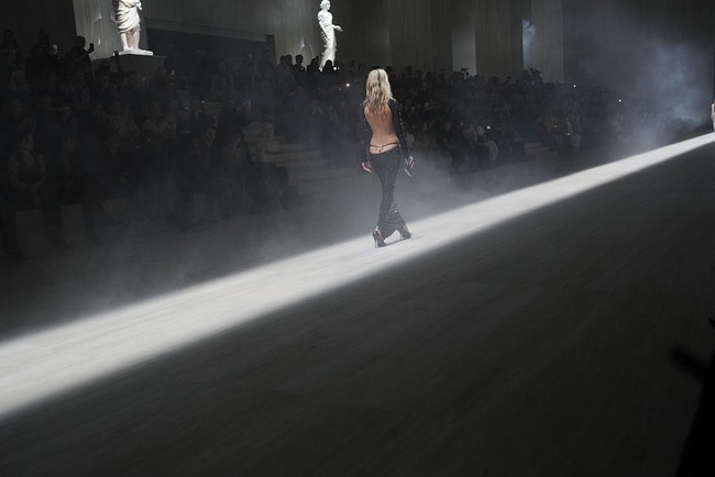 Potongan tersebut memperlihatkan thong mencolok sekaligus tato dua burung layang-layang di punggung bawahnya. (Foto: Swan Gallet/WWD via Getty Images)