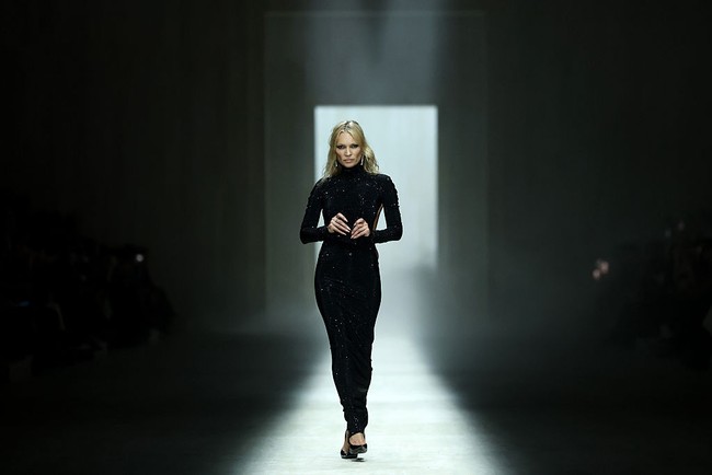 Sang supermodel asal Inggris ini menutup peragaan busana terbaru Gucci dengan tampilan yang berani dan provokatif. Dalam presentasi yang digelar dalam rangkaian Milan Fashion Week Fall 2026, Kate tampil mengenakan gaun hitam berkilau berpotongan turtleneck dengan detail potongan rendah di bagian samping. (Foto: Daniele Venturelli/Getty Images for Gucci)