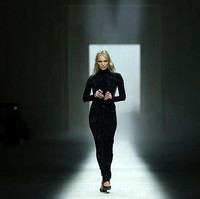 Sang supermodel asal Inggris ini menutup peragaan busana terbaru Gucci dengan tampilan yang berani dan provokatif. Dalam presentasi yang digelar dalam rangkaian Milan Fashion Week Fall 2026, Kate tampil mengenakan gaun hitam berkilau berpotongan turtleneck dengan detail potongan rendah di bagian samping. (Foto: Daniele Venturelli/Getty Images for Gucci)