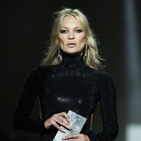 Dalam beberapa tahun terakhir, thong Gucci memang mengalami kebangkitan popularitas. Kim Kardashian dan Solange, termasuk di antara selebriti pertama yang mengenakan kembali item arsip tersebut pada 2019. Sejak saat itu, tampilan underwear yang terekspos menjadi bagian dari gaya red carpet para bintang. (Foto: Daniele Venturelli/Getty Images for Gucci)