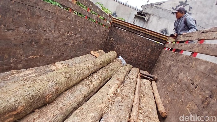Sebuah truk terparkir di Halaman Polsek Ngawen dengan muatan 7 batang kayu di bak truk.