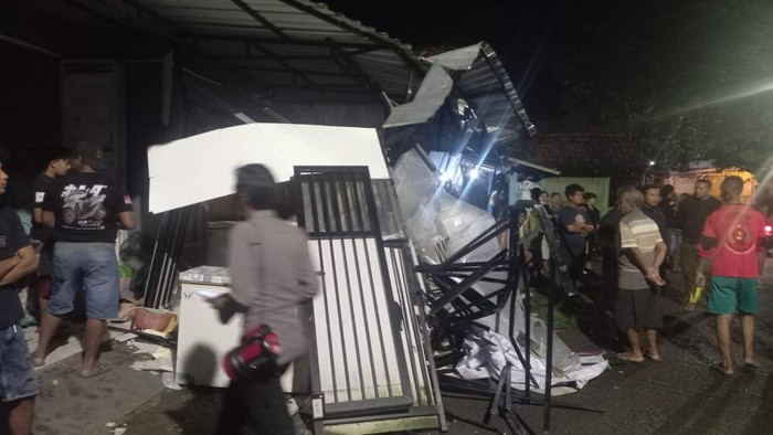 Kondisi rumah di Jalan Raya Gondang-Ngluyu, Kecamatan Gondang, Kabupaten Nganjuk setelah ditabrak pikap