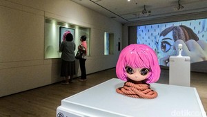 Seluruh karya berpusat pada karakter Gwen Silent, figur gadis kecil bermata besar tanpa mulut. Tatapannya menjadi medium komunikasi sunyi yang memberi ruang tafsir bagi setiap pengunjung.