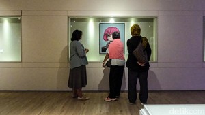 Pameran ini menghadirkan ruang reflektif bagi pengunjung melalui karya-karya yang menekankan suasana hening dan meditatif.