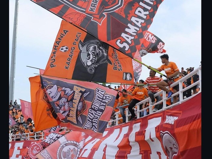 Kelompok suporter Pusamania saat memberikan dukungan