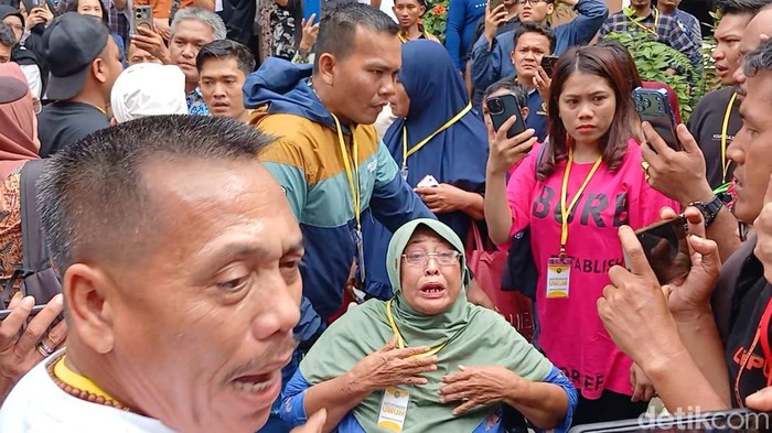 Keluarga Fandi usai sidang vonis. (Alamudin Hamapu/detikSumut)