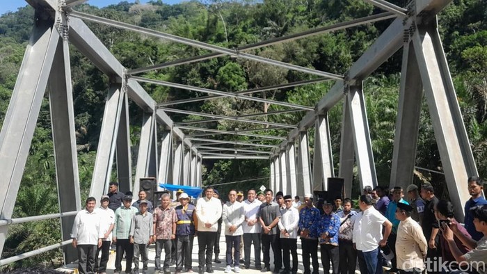 Keterangan foto: Gubsu Bobby Nasution meresmikan jembatan Aek Sipange di Kecamatan Aek Bilah, Kabupaten Tapanuli Selatan (Nizar Aldi/detikSumut)