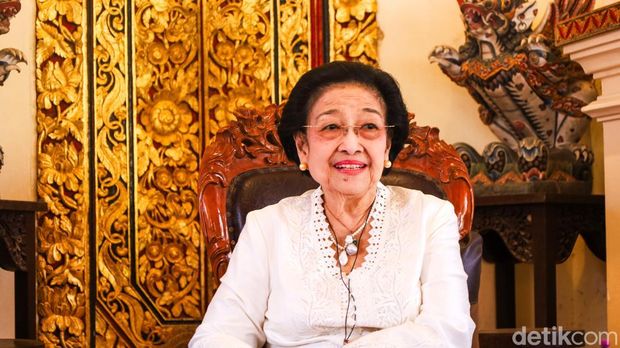 Ketua Umum PDIP Megawati Soekarnoputri melayat ke pelebon eks Bupati Gianyar Anak Agung Gde Agung Bharata di Puri Agung Gianyar, Kamis (5/3/2026). (Aryo Mahendro/detikBali).