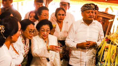 Ketua Umum PDIP Megawati Soekarnoputri melayat ke pelebon eks Bupati Gianyar Anak Agung Gde Agung Bharata di Puri Agung Gianyar, Kamis (5/3/2026). (Aryo Mahendro/detikBali).