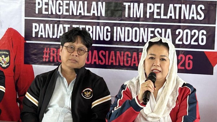 Ketua Umum FPTI Yenny Wahid (kanan) memberikan keterangan terkait kasus pelecehan seksual di dalam tim panjat tebing.