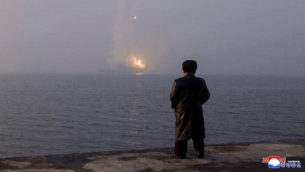 Kim Jong Un mengawasi uji coba kapal perang Korut yang melibatkan peluncuran rudal jelajah