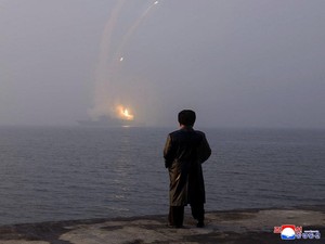 Kim Jong Un Awasi Uji Coba Kapal Perang Korut Saat Timteng Membara