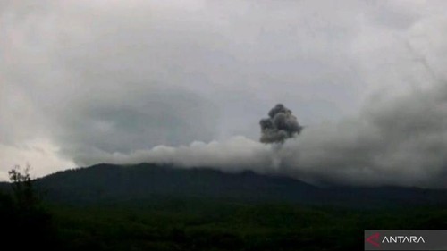 Kolom abu Gunung Lewotobi Laki-Laki di Flores Timur, Nusa Tenggara Timur saat meletus, Kamis (5/3/2026). ANTARA/HO-Badan Geologi
