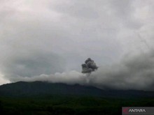 Gunung Lewotobi Laki-laki Kembali Erupsi, Semburkan Abu Vulkanik 1,2 Km