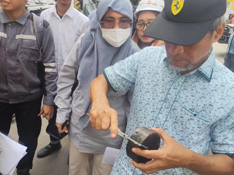 Komisi D DPRD Sulsel melakukan uji petik terhadap ketebalan aspal di ruas Jalan Hertasning.