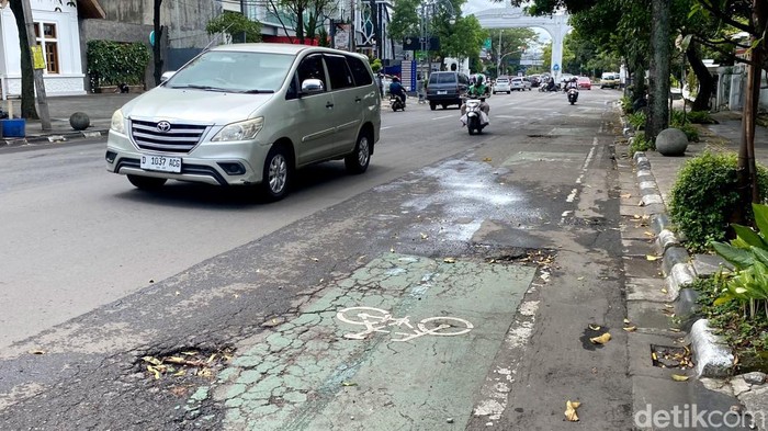 Kondisi Jalan LLRE Martadinata yang alami kerusakan