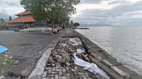 Kondisi pedestrian di Pantai Happy Tukadmungga, Buleleng, Bali, Kamis (5/3/2026). (Made Wijaya Kusuma/detikBali)