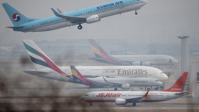 Konflik Iran Picu Pembatalan Penerbangan di Bandara Incheon Korsel An Emirates Airbus A380 aircraft that has remained parked at the airport after the flight was cancelled, amid the U.S.-Israel conflict with Iran, at Incheon International Airport in Incheon, South Korea, March 5, 2026. REUTERS/Kim Hong-Ji