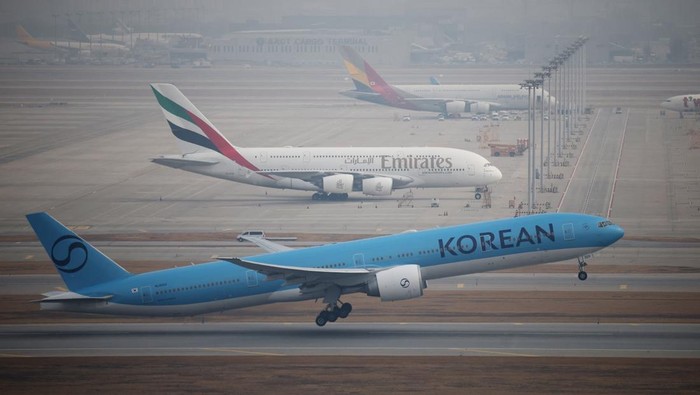 Konflik Iran Picu Pembatalan Penerbangan di Bandara Incheon Korsel An Emirates Airbus A380 aircraft that has remained parked at the airport after the flight was cancelled, amid the U.S.-Israel conflict with Iran, at Incheon International Airport in Incheon, South Korea, March 5, 2026. REUTERS/Kim Hong-Ji