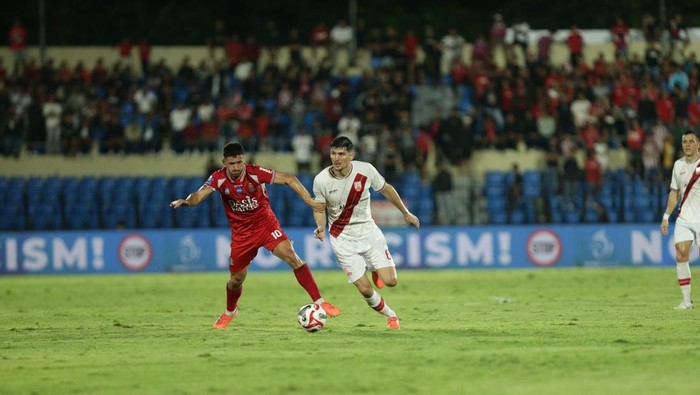 Persijap Jepara melawan Persis Solo di Stadion Gelora Bumi Kartini, Jepara, Kamis (5/3/2026). Kedua tim sama-sama bermain terbuka di babak pertama.