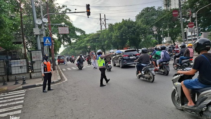 Titik-titik Kepadatan Lalin di Arteri Jakarta Pagi Ini: Tantangan Sehari-Hari yang Tidak Terbendung!