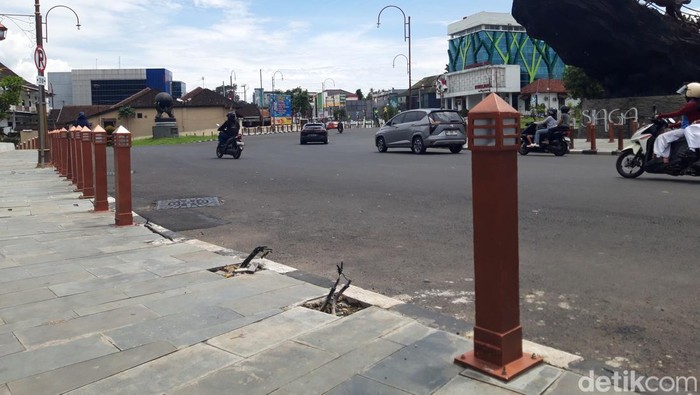 Lampu di pendestrian Simpang Siaga Boyolali, sudah ada yang hilang. Foto diambil Kamis (5/3/2026).