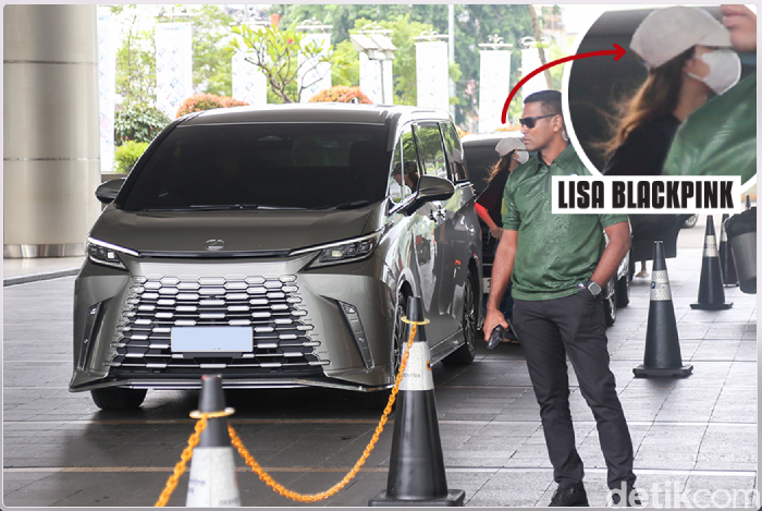 Lisa BLACKPINK Tertangkap Kamera Pakai Lexus LM500h Saat di Jakarta
