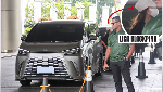 Lisa BLACKPINK Tertangkap Kamera Pakai Lexus LM500h Saat di Jakarta