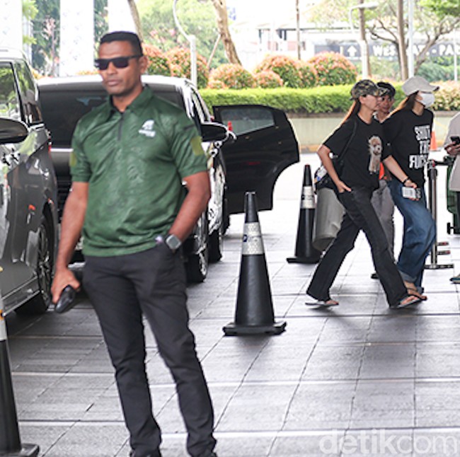 Lisa BLACKPINK Tertangkap Kamera Pakai Lexus LM500h Saat di Jakarta