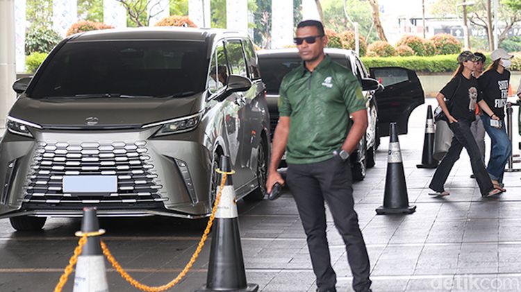 Lisa BLACKPINK Tertangkap Kamera Pakai Lexus LM500h Saat di Jakarta