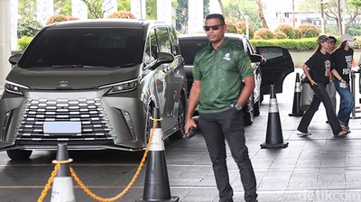 Lisa BLACKPINK Tertangkap Kamera Pakai Lexus LM500h Saat di Jakarta