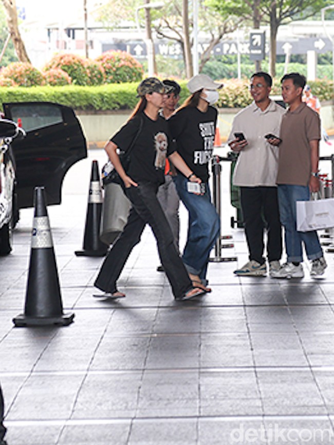 Lisa BLACKPINK Tertangkap Kamera Pakai Lexus LM500h Saat di Jakarta