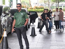 Lisa BLACKPINK Tertangkap Kamera Pakai Lexus LM500h Saat di Jakarta