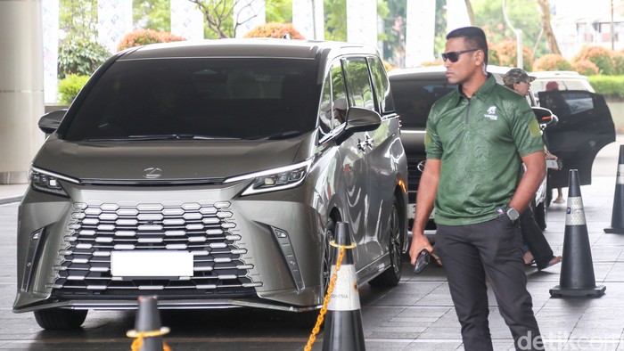 Lisa BLACKPINK Tertangkap Kamera Pakai Lexus LM500h Saat di Jakarta