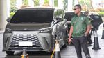 Lisa BLACKPINK Tertangkap Kamera Pakai Lexus LM500h Saat di Jakarta