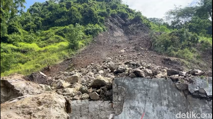 Longsor tutup akses Trenggalek-Ponorogo
