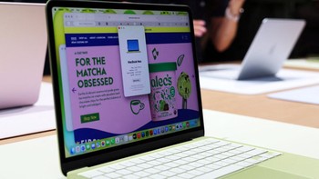 Laptop ini dilengkapi layar 13 inci Liquid Retina, RAM 8GB, pilihan penyimpanan 256GB atau 512GB, serta baterai yang diklaim mampu bertahan hingga sekitar 16 jam. REUTERS/Shannon Stapleton  