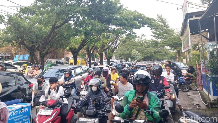 Macet parah di Jalan Yusuf Dg Ngawing imbas demo di Jalan AP Pettarani Makassar.