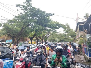 Demo Tutup Jalan di Pettarani Makassar, Jalur Alternatif Ikut Macet Parah