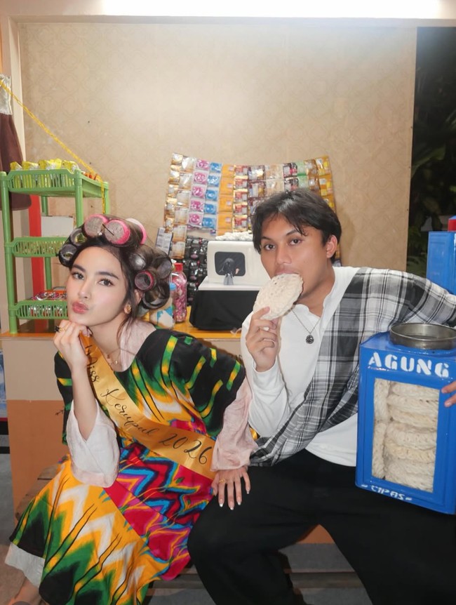 Bertepatan dengan hari ulang tahunnya, Mahalini mendapat kejutan unik dari suami, Rizky Febian. Berkonsep ala warung, Rizky dan Mahalini tampil sederhana bak penjaga warung. Foto: Instagram/@mahaliniraharja