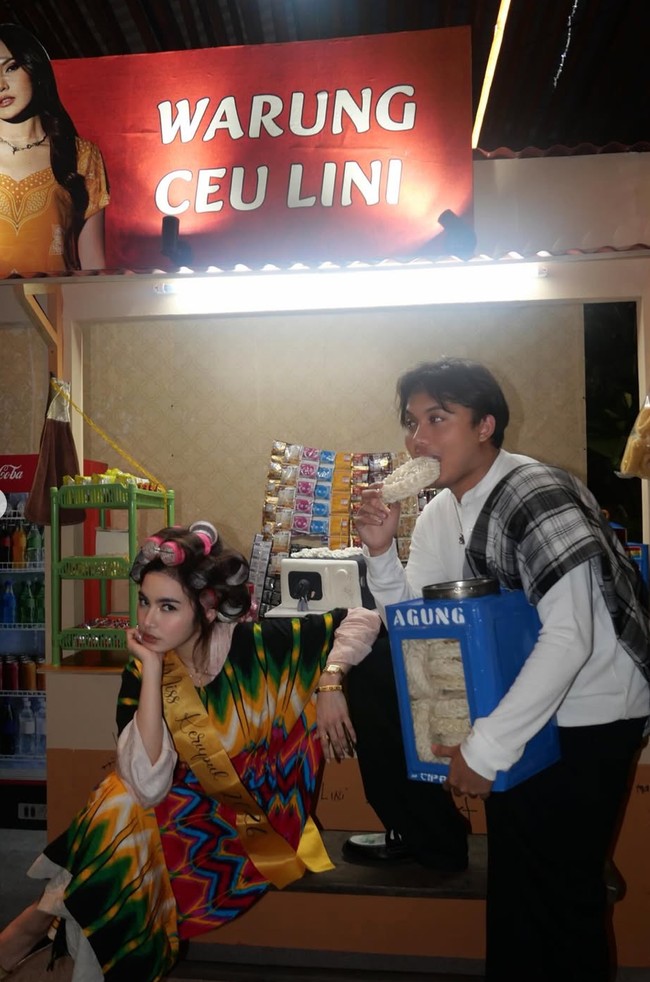 Mahalini sendiri terlihat menggunakan daster bercorak. Rambutnya tampak digulung menggunakan beberapa roll rambut. Ia juga mengenakan selempang berwarna keemasan dengan tulisan, Miss Kerupuk 2026. Foto: Instagram/@mahaliniraharja