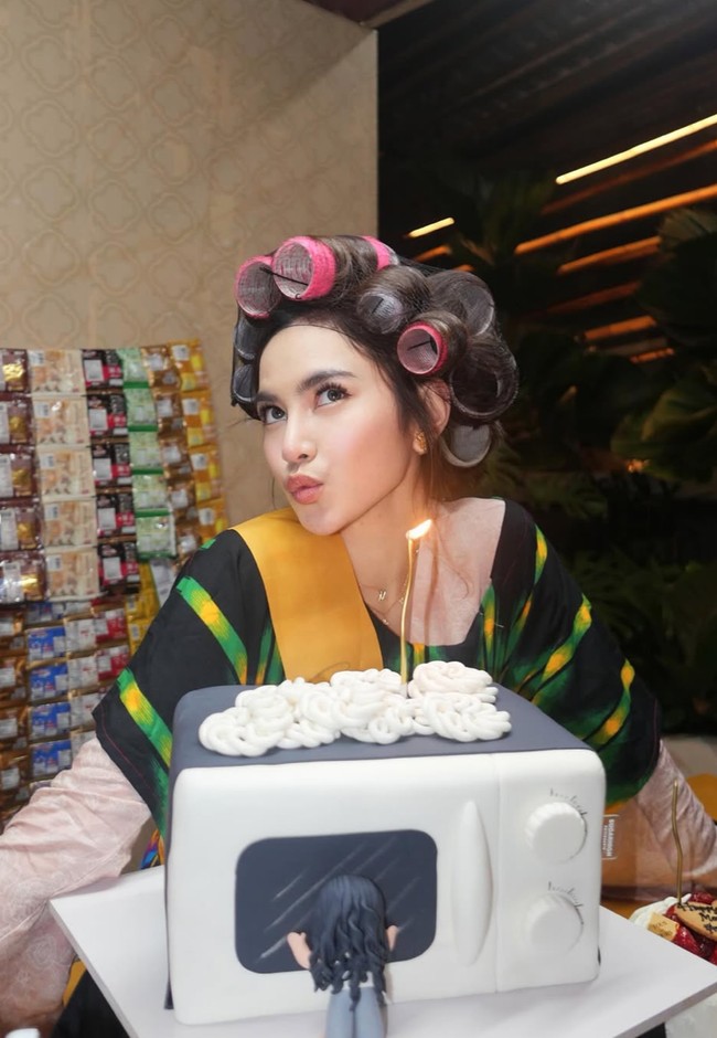 Sesuai dengan tema kejutan, kue ulang tahun Mahalini juga dibuat unik dengan berbentuk microwave yang diatasnya terdapat bentuk kerupuk dan lilin ulang tahun. Foto: Instagram/@mahaliniraharja
