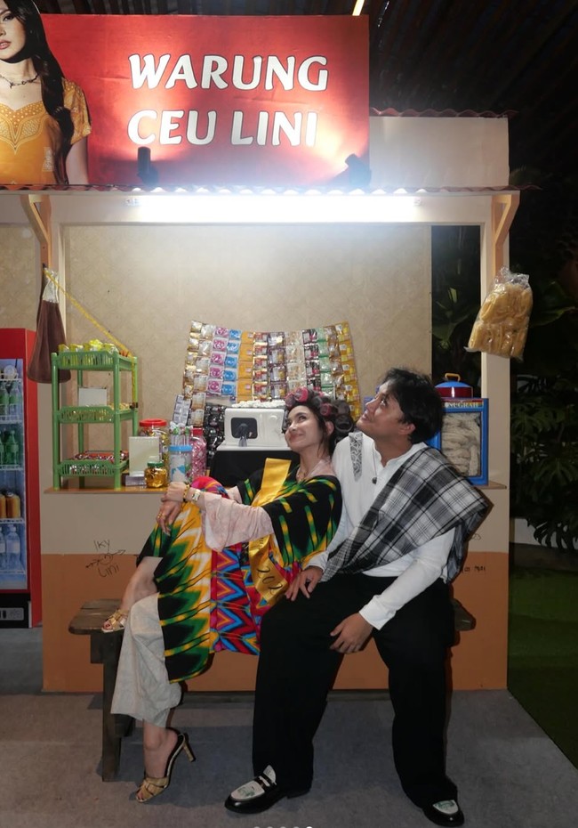 Meski tampil berdaster dan kenakan roll rambut, Mahalini tetap terlihat cantik memukau. Unggahannya itu pun banjir ucapan selamat ulang tahun dari para netizen. Foto: Instagram/@mahaliniraharja