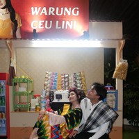 Meski tampil berdaster dan kenakan roll rambut, Mahalini tetap terlihat cantik memukau. Unggahannya itu pun banjir ucapan selamat ulang tahun dari para netizen. Foto: Instagram/@mahaliniraharja