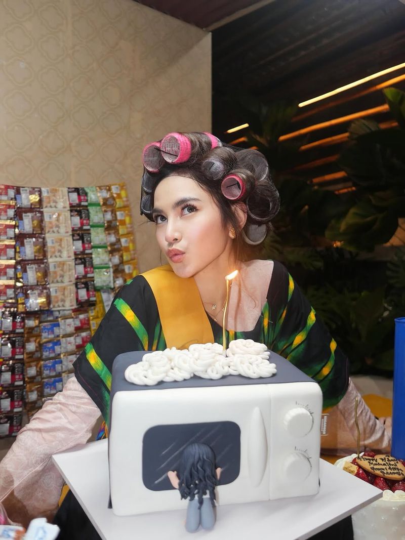 Mahalini Dapat Kado 'Warung' dari Rizky Febian.