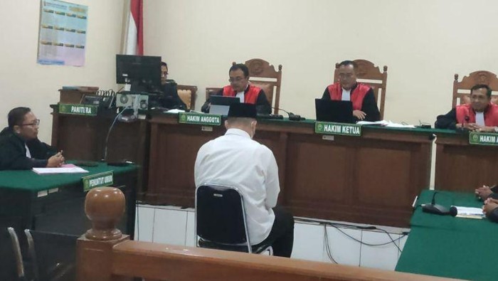 Mahasiswa Universitas Diponegoro (Undip) Semarang Chiko Raditya Agung Putra saat menjalani sidang di PN Semarang, Kamis. ANTARA/I.C. Senjaya