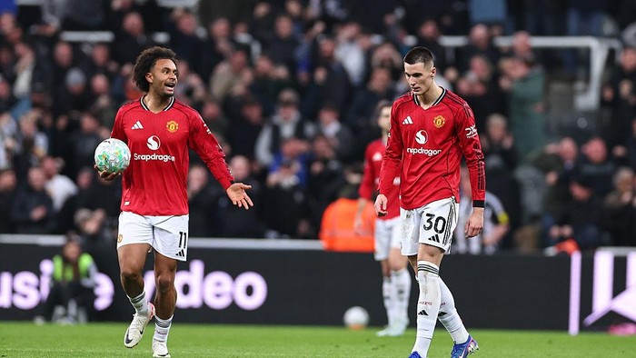 NEWCASTLE UPON TYNE, ENGLAND - MARCH 4:  A dejected Joshua Zirkzee of Manchester United and Benjamin Sesko of Manchester United during the Premier League match between Newcastle United and Manchester United at St James Park on March 4, 2026 in Newcastle upon Tyne, United Kingdom. (Photo by Robbie Jay Barratt - AMA/Getty Images)