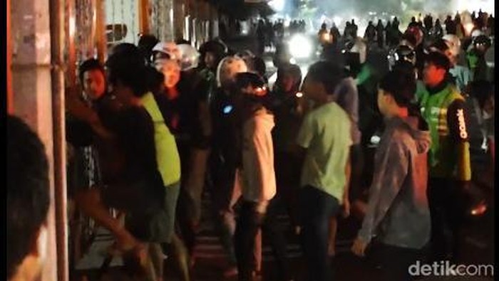 Massa dari warga memukul mundur mahasiswa UNM masuk ke dalam kampus.