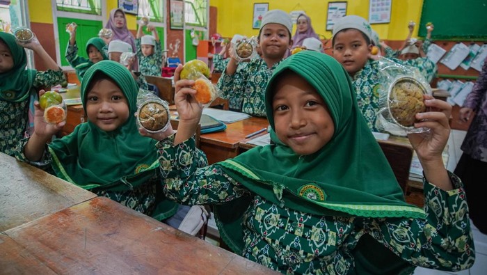 Pekerja memperlihatkan sejumlah paket makanan program Makan Bergizi Gratis (MBG) di Satuan Pelayanan Pemenuhan Gizi (SPPG) Polres Lumajang, Jawa Timur, Kamis (5/3/2026). Selama Ramadhan, menu MBG untuk siswa disesuaikan menjadi paket makanan kering yang dapat dibawa pulang untuk berbuka puasa seperti susu, buah, serta kue atau biskuit, sedangkan paket bagi balita serta ibu hamil tetap diberikan dalam bentuk makanan siap konsumsi guna memenuhi kebutuhan gizi penerima manfaat. ANTARA FOTO/Irfan Sumanjaya