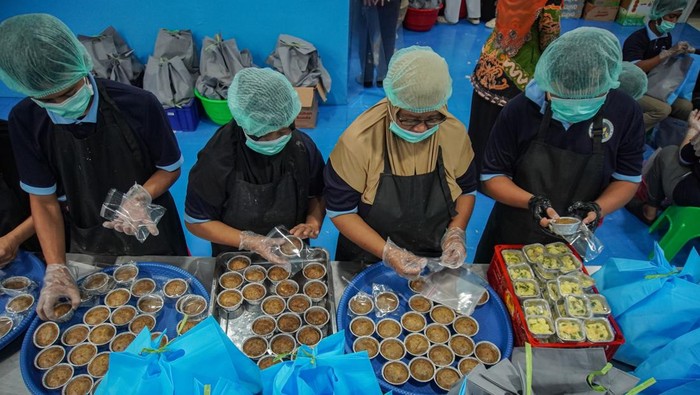 Pekerja memperlihatkan sejumlah paket makanan program Makan Bergizi Gratis (MBG) di Satuan Pelayanan Pemenuhan Gizi (SPPG) Polres Lumajang, Jawa Timur, Kamis (5/3/2026). Selama Ramadhan, menu MBG untuk siswa disesuaikan menjadi paket makanan kering y